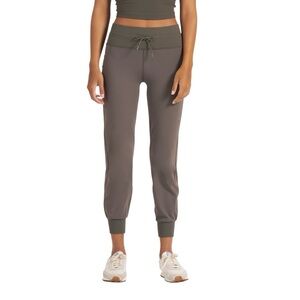 VUORI Daily Jogger in oregano green